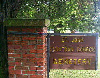 st_john_lutheran_cemetery_sign.jpg (31224 bytes)