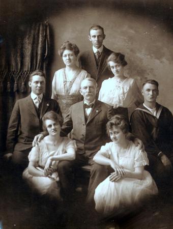 thomas_halton_hale_sr_family.jpg (24020 bytes)