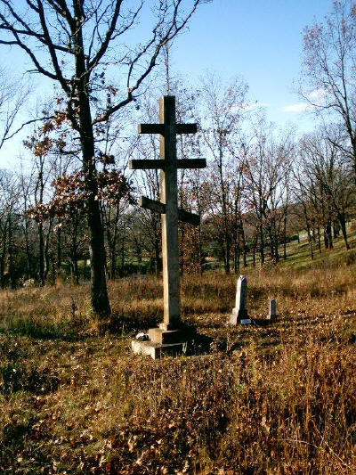 cross_center_of_cemetery.jpg (92847 bytes)