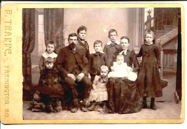 unknown_mo_family.jpg (50382 bytes)