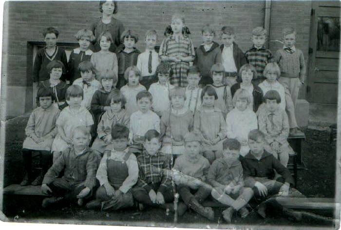 desloge_central_1stgrade1926.jpg (47070 bytes)