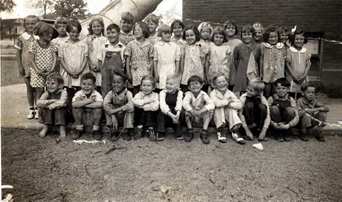 desloge_elementary_1stgrade_1937.jpg (85387 bytes)