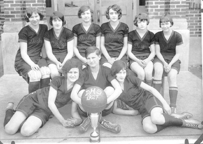 desloge_girls_basketball_1927_rs.jpg (59940 bytes)