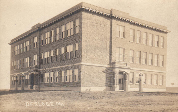 desloge_mo_hs-bldg_sm.jpg (61299 bytes)