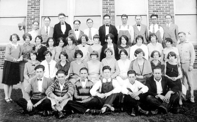 desloge_student_body_faculty_abt1926_rs.jpg (80645 bytes)