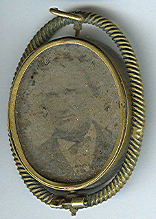 john_house_locket.jpg (98608 bytes)