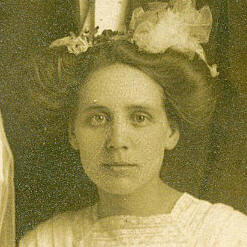 unknown_woman_griffard_wedding_1911.jpg (15870 bytes)