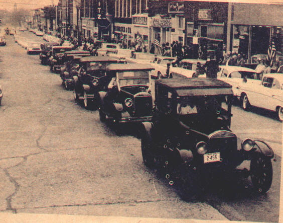 parade_1960s_farmington.jpg (63694 bytes)